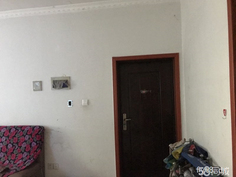 法姬娜简装一楼带院三室101平方产证齐全可以过户按揭五无税